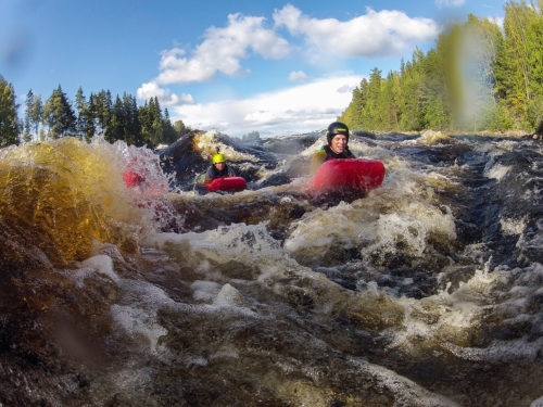 Simma med riverboard i Edängeforsen i Ljusnan